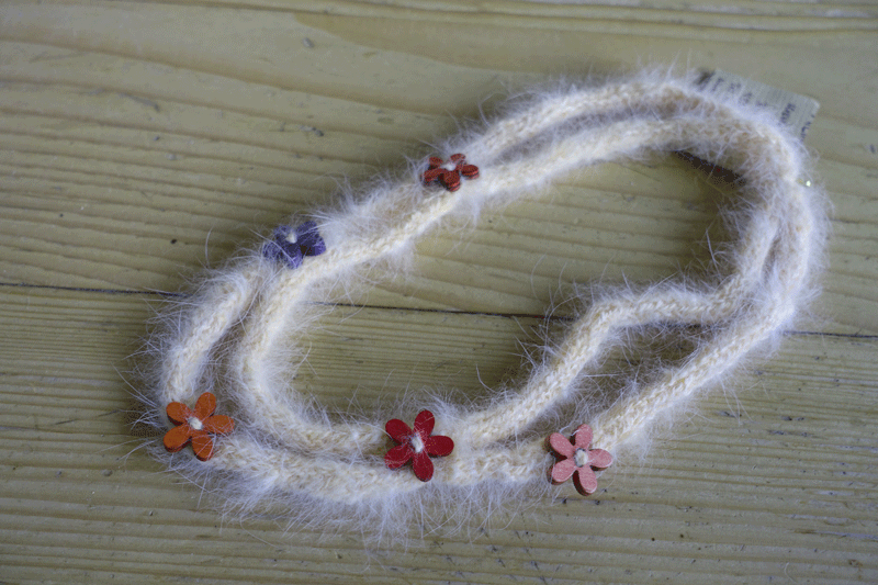 Satinangora mit Holzblumen